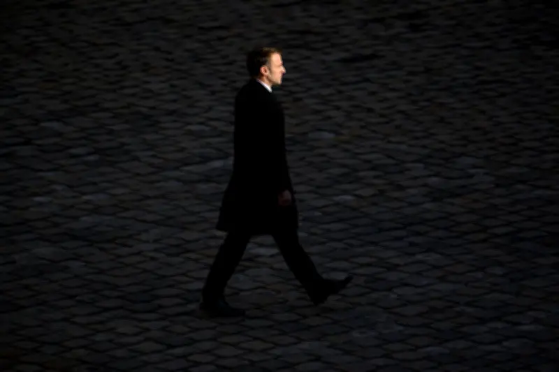 Analyse du leadership de Macron : entre adulescence et déni de réalité
