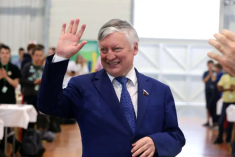 Anatoli Karpov, légende des échecs, acclamé par 1 600 jeunes à Agen en 2018