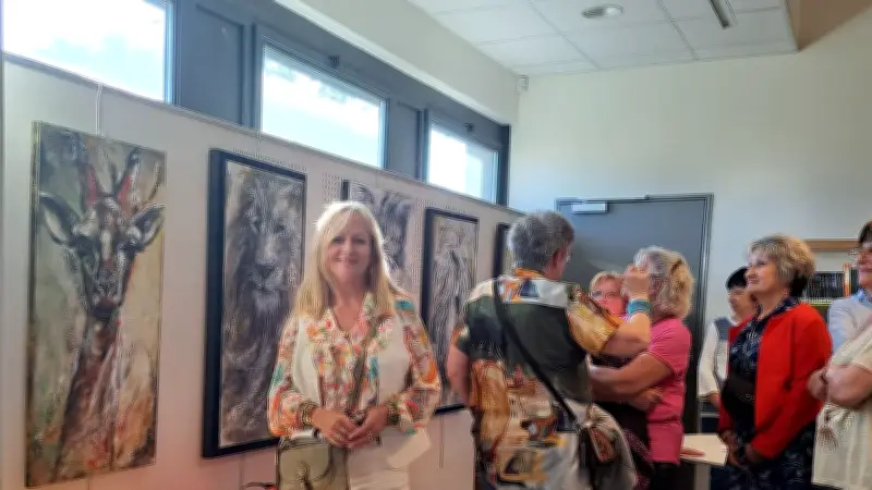 Angéla Folcher expose son art figuratif à la médiathèque de Saint-Privat-des-Vieux