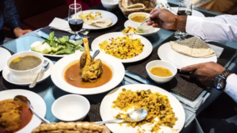 Angleterre : un groupe de clients s'enfuit d'un restaurant indien sans payer après 5 tentatives de carte