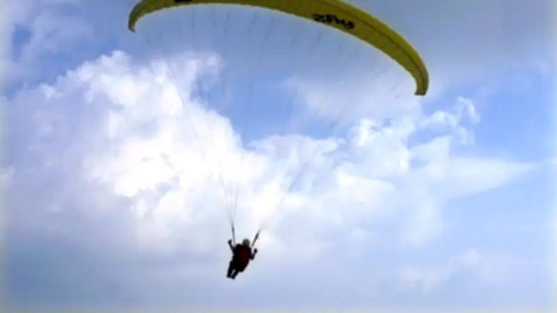 Angleterre : une mère de famille meurt lors d'un saut en parachute offert par son mari