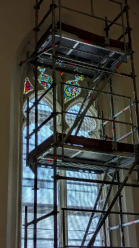 Angoulins : restauration d'un vitrail de l'église Saint-Pierre