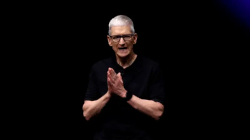 Apple nomme John Ternus comme nouveau PDG, Tim Cook devient président exécutif