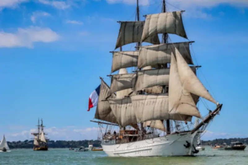 Arcachon : les voiliers historiques « Le Français » et « Phoenix » illuminent le Salon nautique