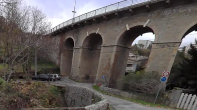 Ardèche : un sexagénaire chute de 10 mètres après une violente altercation près d'un pétanquodrome