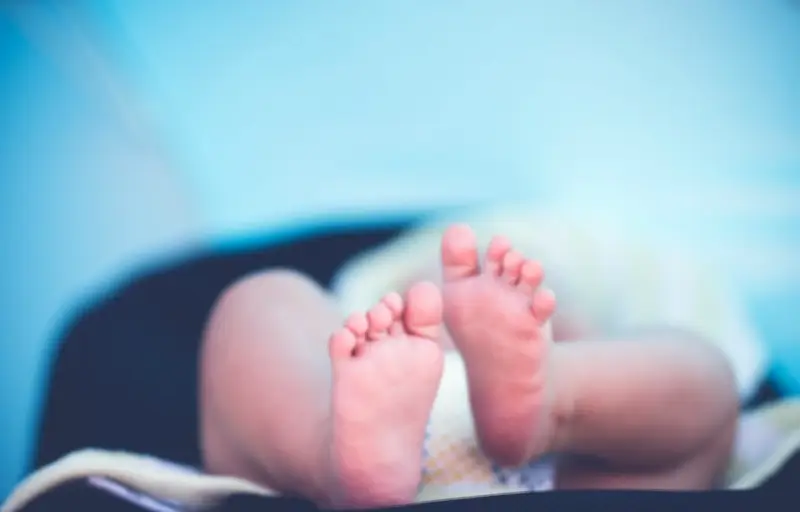 Argentine : un bébé meurt étouffé par un faux ongle, le drame familial s'envenime