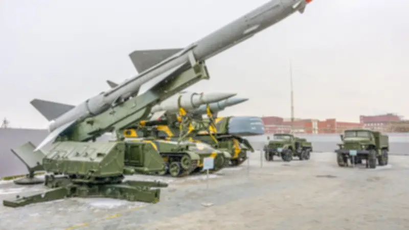 Armée chinoise : des missiles déguisés en grues de chantier