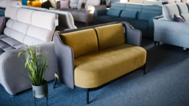 Arnaque au canapé : comment reconnaître cette escroquerie aux cadeaux fictifs