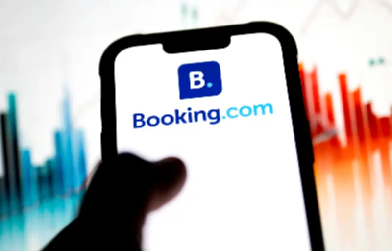 Arnaque sur Booking.com à Barcelone : 50 touristes dorment dans les escaliers