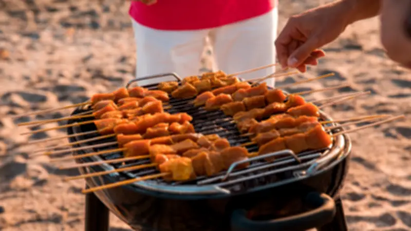 Arnaque sur la plage de Copacabana : une brochette à 17 euros facturée 1 700 euros