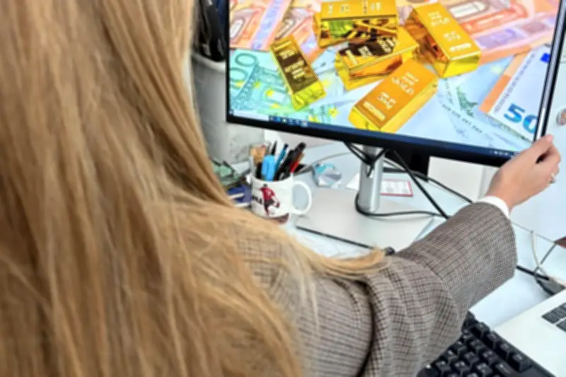 Arnaques en ligne dans le golfe de Saint-Tropez : lingot d'or, placements et fausse fille