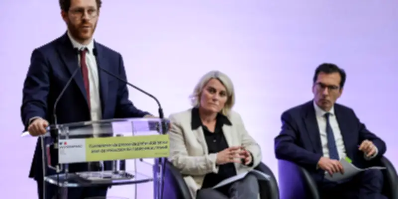 Arrêts maladie : le gouvernement annonce un renforcement des contrôles de 6%