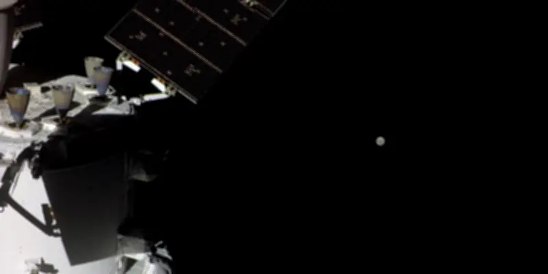 Artemis 2 : les astronautes observent la face cachée de la Lune en direct