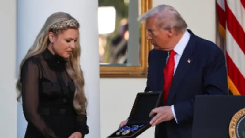 Assassinat de Charlie Kirk : décoré à titre posthume par Trump, sa veuve promet de poursuivre sa mission