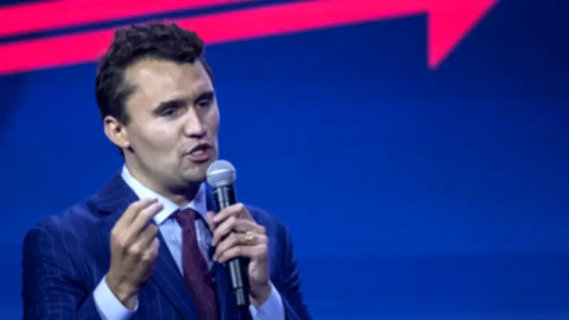 Assassinat de Charlie Kirk : le suspect inculpé, le procureur réclame la peine de mort
