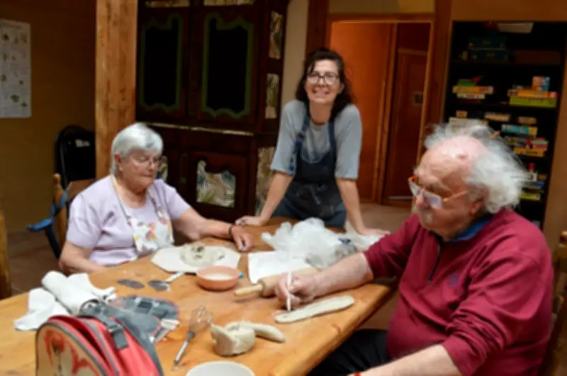 Atelier de céramique intergénérationnel à l'Écocentre du Périgord