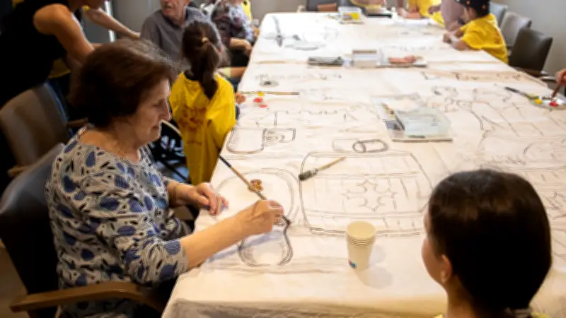 Ateliers de peinture de drapeaux : le Volo Biòu s'illumine à Saint-Ambroix