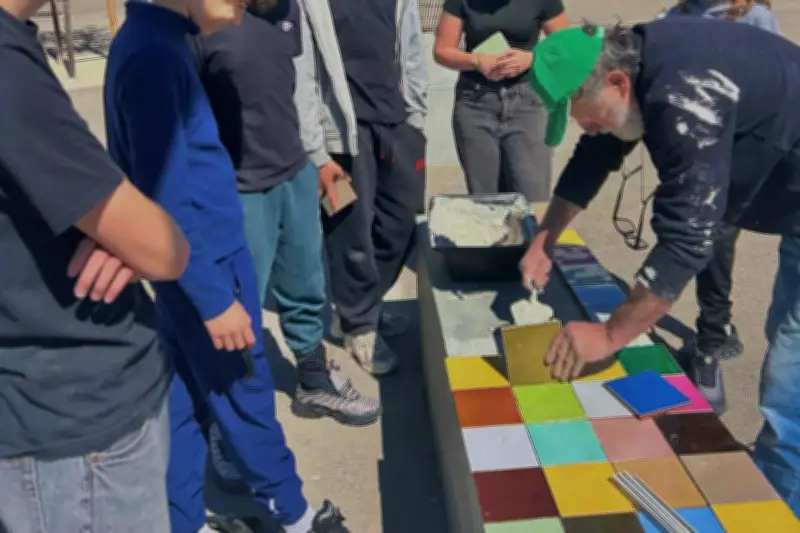 Au collège d'Aups, les élèves carreleur un banc pour s'approprier leur cour