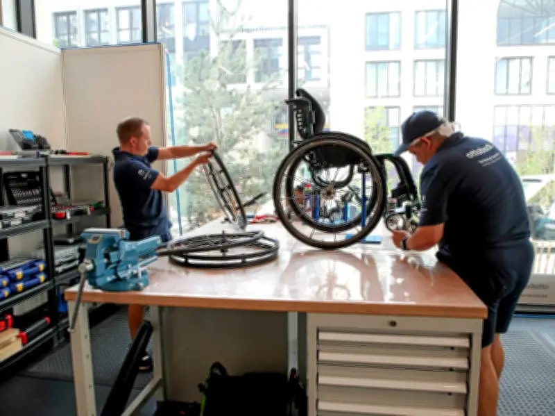 Au cœur du village paralympique, l'atelier de réparation qui fait gagner les athlètes