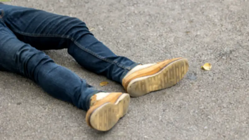 Aude : un maire frappé et étranglé en voulant aider un homme au sol