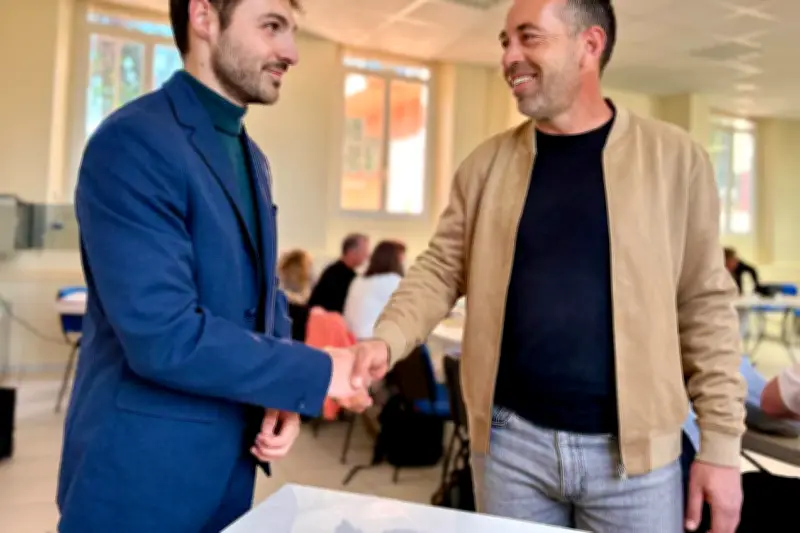 Auribeau : Une poignée de main historique entre le maire Florent Rossi et son opposant Anthony Tibier
