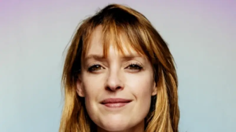 Aurélie Valognes, romancière à succès, partage son parcours et son engagement féministe