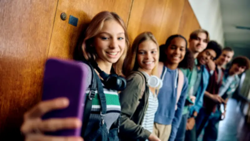 Australie : réseaux sociaux interdits aux moins de 16 ans, et en France ?