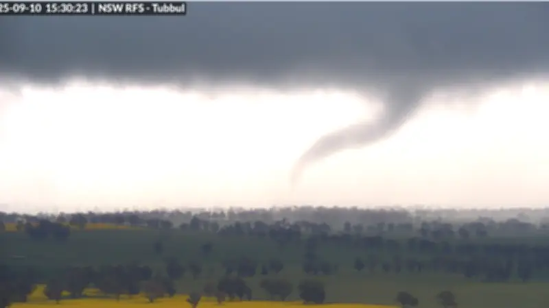 Australie : une tornade spectaculaire filmée par des caméras de surveillance