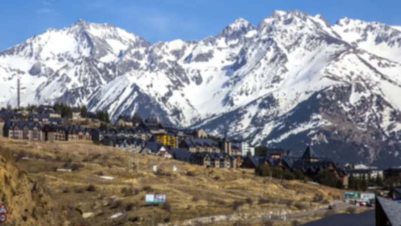 Avalanche massive engloutit une station de ski au Cachemire