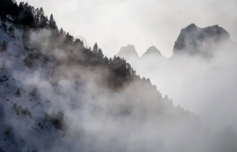 Avalanche mortelle dans les Pyrénées : un skieur de 40 ans décède en Ariège