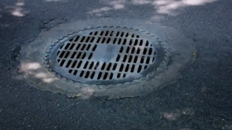 Avignon : une femme blessée par une plaque d'égout mal fixée attaque la mairie en justice