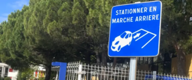 Bagnols-sur-Cèze incite au stationnement en marche arrière pour plus de sécurité