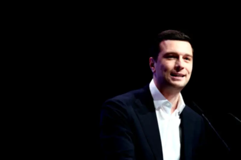 Bardella et sa princesse : la nouvelle mise en scène politique sur la plage