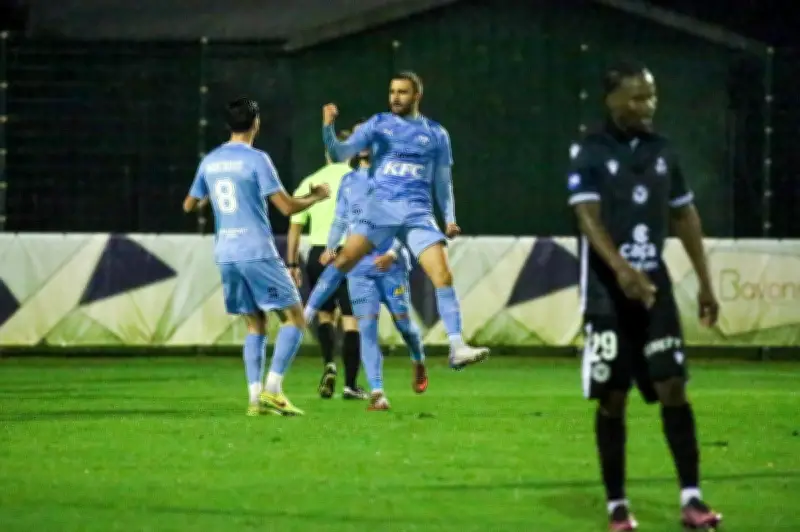 Bayonne domine Avranches 2-0 et se prépare pour le choc contre Bordeaux
