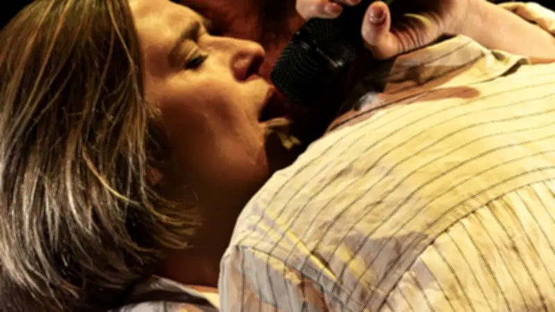 « Bébé & Doudou » : une pièce mordante sur l'amour sous emprise au théâtre de Millau