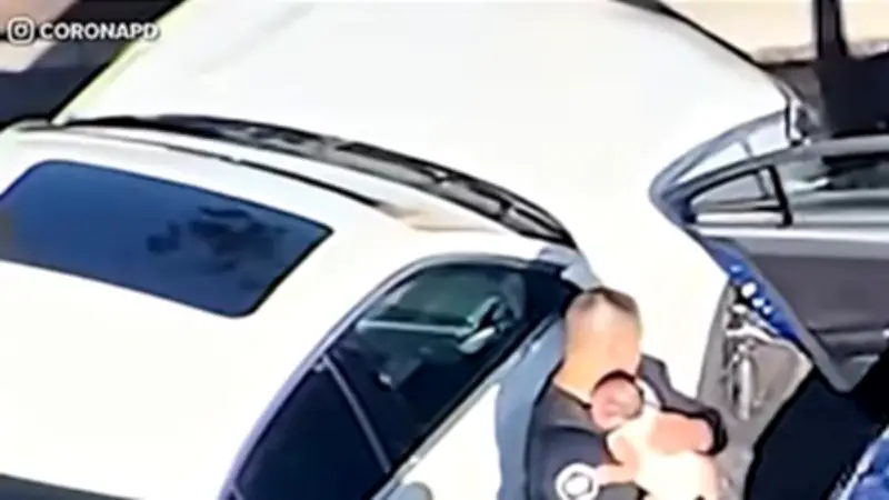 Bébé oublié en voiture par 43°C : un policier brise la vitre pour le sauver