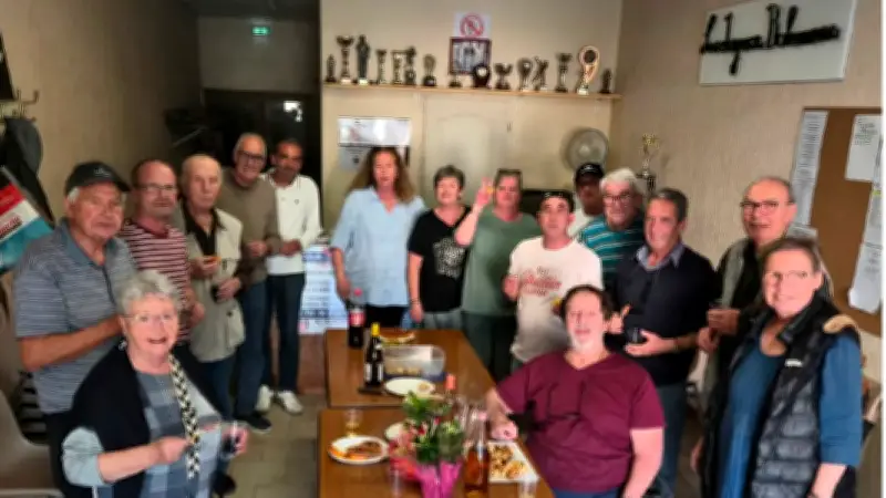 Belote au Pouget : convivialité et anniversaire au club bohémien