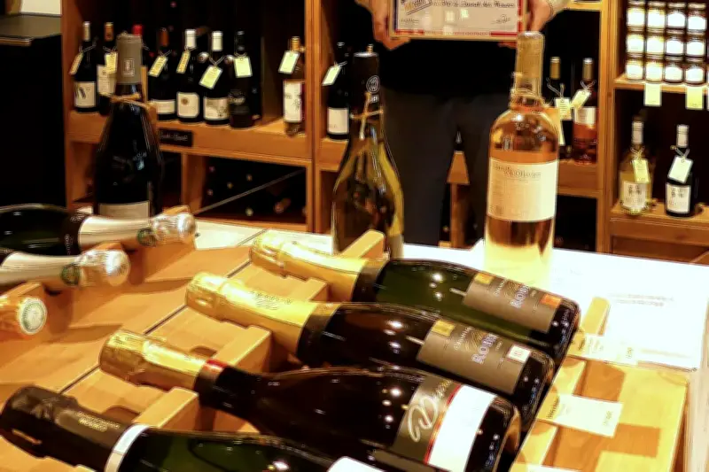 Benjamin Holvoet, maître caviste au Cannet-des-Maures, incarne la revitalisation commerciale par l'expertise