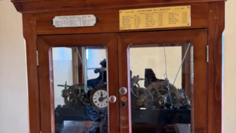 Bernis : l'horloge centenaire de la tour, un mécanisme historique toujours en marche