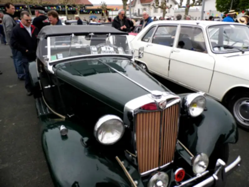 Bidache accueille le retour des véhicules anciens du BARC pour la Fête du Travail