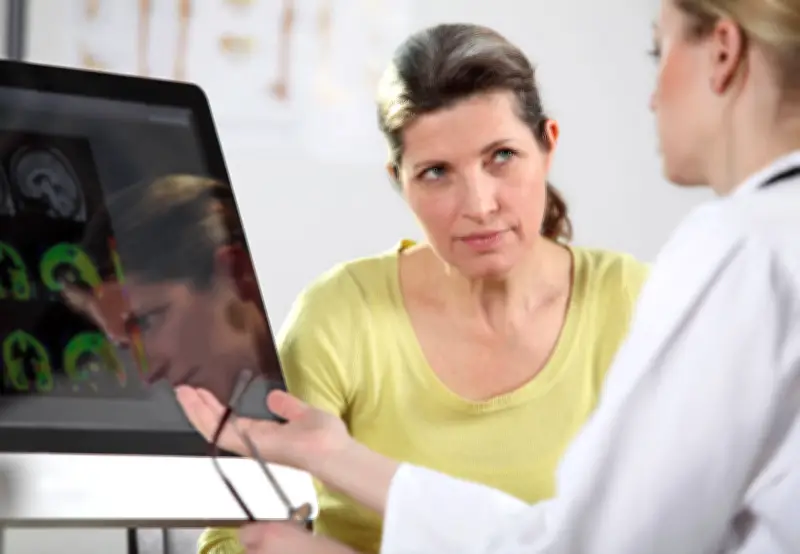 Bien vieillir : la stratégie anti-âge naturelle et progressive du Dr Azoulay