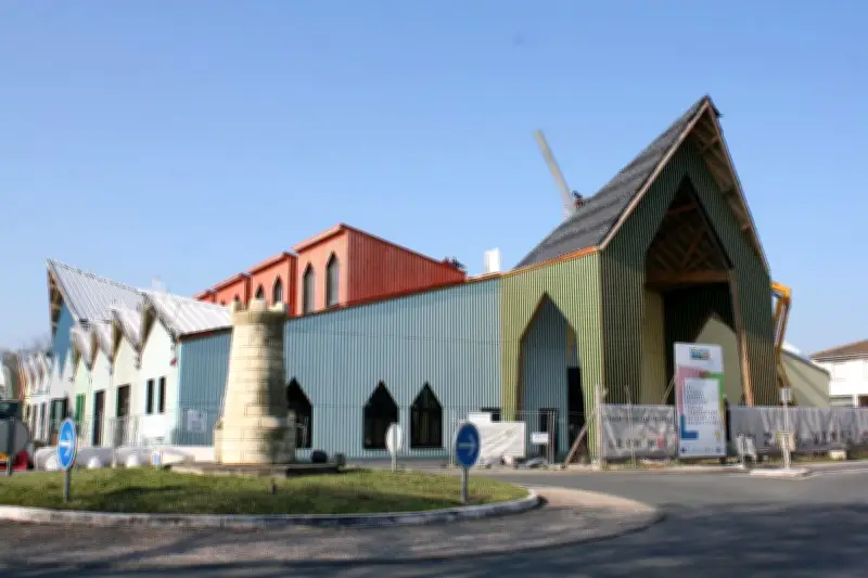 Biganos : Les habitants impriment leur marque sur les briques de terre crue du Chahut