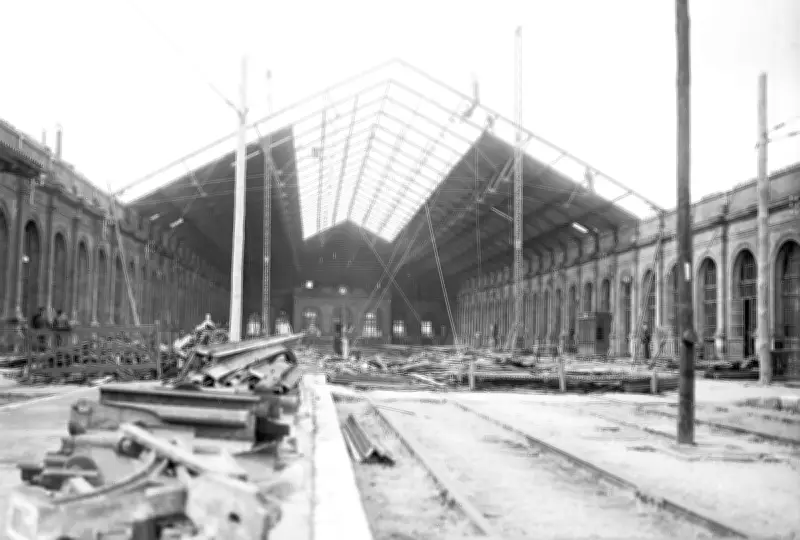 Bordeaux-Bastide : la démolition de la toiture historique en avril 1950