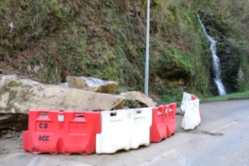 Éboulement entre Aydius et Bedous : la route D237 sécurisée après une chute de rochers