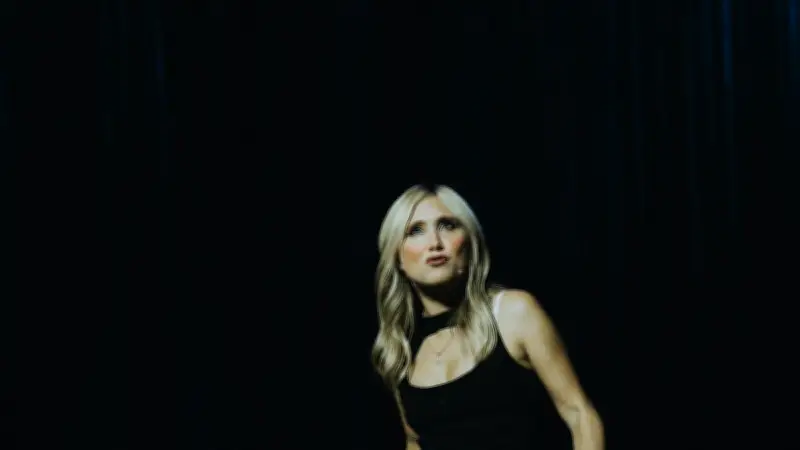 Bérengère Krief libère la parole sur le sexe dans un spectacle novateur à Montpellier