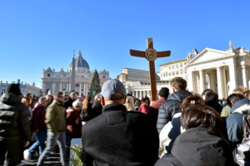 Bruno, jeune Brésilien converti, médite sur la place Saint-Pierre avant Pâques