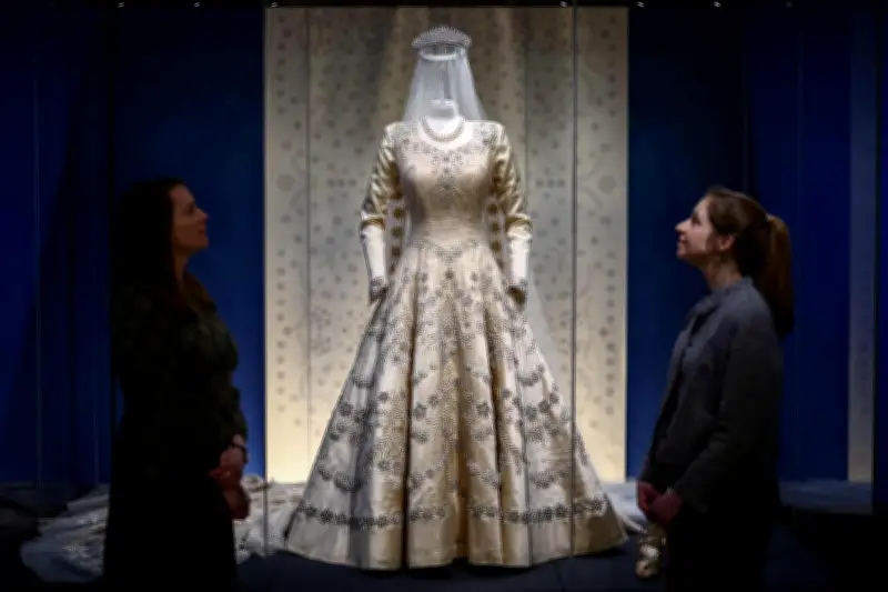 Buckingham dévoile la garde-robe diplomatique d'Elizabeth II dans une exposition inédite
