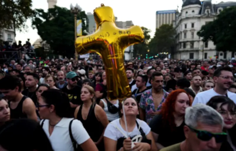 Buenos Aires vibre au son du "curé DJ" pour un hommage électro au pape François