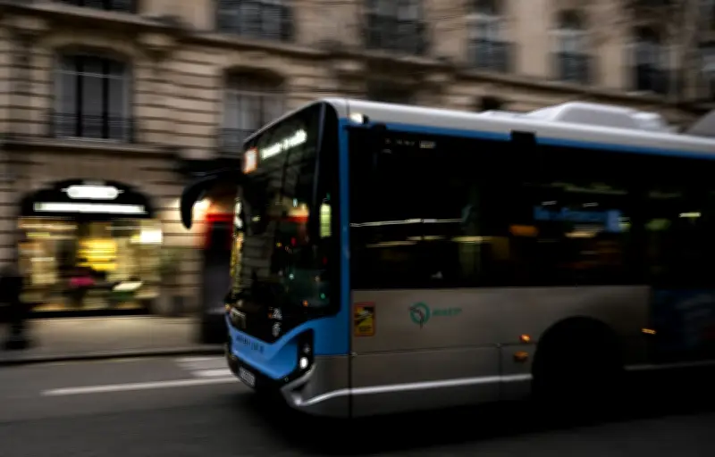 Bus tombe dans la Seine en Essonne : quatre personnes secourues saines et sauves