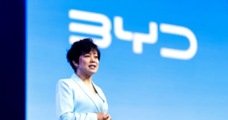 BYD détrône Tesla, mais voit ses profits chuter : la stratégie européenne de Stella Li